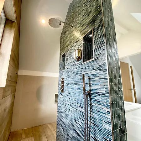 Luxurious 4 Bedroom New England Style - Trewhiddle V9 *