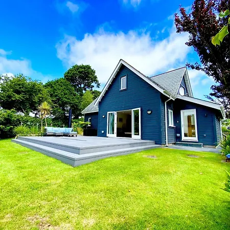 Luxurious 4 Bedroom New England Style - Trewhiddle V9